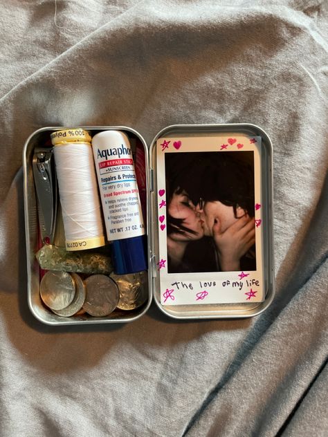 Wallet Decoration Ideas, Indie Boyfriend Gifts, Altoid Tin Gift Ideas, Mint Box Wallet, Altoid Tin Ideas For Boyfriend, Altoids Box Ideas, Gifts For Boyfriend Cute, Altoids Wallets, Altoid Wallet