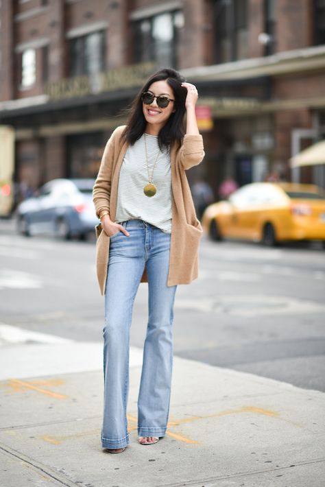 light colored flare denim // 7 Outfits That Give Us Major French Vibes #theeverygirl Bootcut Jeans Outfit, Flare Jeans Outfit, Womens Outfits, Style Casual Chic, Fall Closet, High Waisted Flare Jeans, Outfit Jeans, High Waisted Flares, Fashion 101