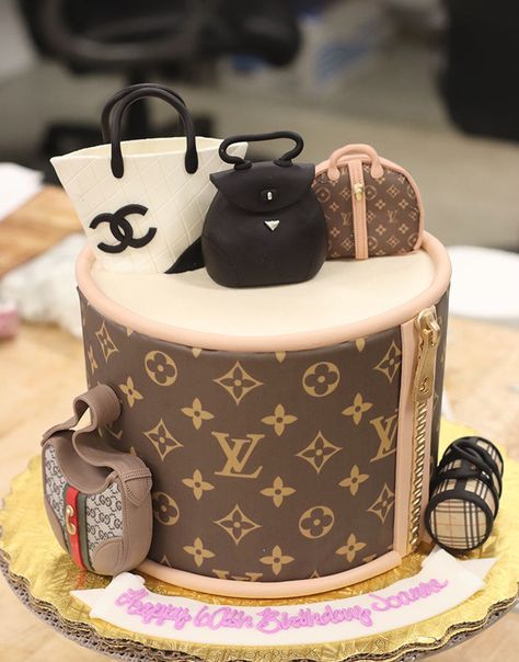 55+ Louis Vuitton Themed Cake Ideas For Birthday or Wedding – Bagaholic Luxury Party Favors, Themed Cake Ideas, Louis Vuitton Birthday Party, Cake Ideas For Birthday, Louis Vuitton Birthday, Fashionista Cake, Louis Vuitton Cake, Gucci Cake, Handbag Cakes