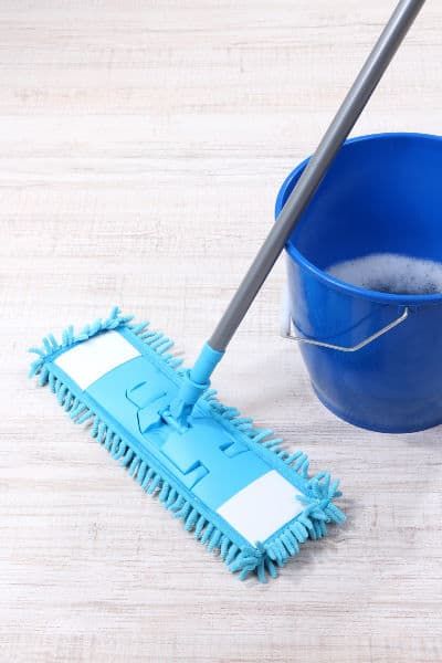 5 Awesome Natural Ways to Clean Your Floors so They Sparkle Homemade Floor Cleaner, Diy Wood Floor Cleaner, Homemade Wood Floor Cleaner, Floor Cleaner Recipes, Homemade Floor Cleaners, Entryway Floor, Mopping Floors, Wood Floor Cleaner, Natural Cleaning Solutions