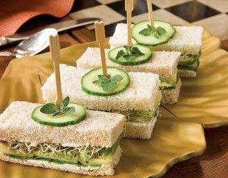 Tea Sandwiches Recipes, Cucumber Avocado, Cucumber Sandwiches, Finger Sandwiches, Tea Party Food, Clotted Cream, Tea Sandwiches, Snacks Für Party, Creme Brulee