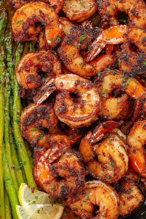 Blackened Shrimp and Asparagus Skillet - #shrimp #asparagus #recipe #eatwell101 - These delicious blackened shrimp with asparagus are the perfect versatile and fast weeknight meal. - #recipe by #eatwell101® Shrimp With Asparagus, Baked Shrimp Recipes, Best Shrimp Recipes, Grilled Asparagus Recipes, Asparagus Recipes Baked, Blackened Shrimp, Juicy Shrimp, Asparagus Recipes, Shrimp Recipes Healthy