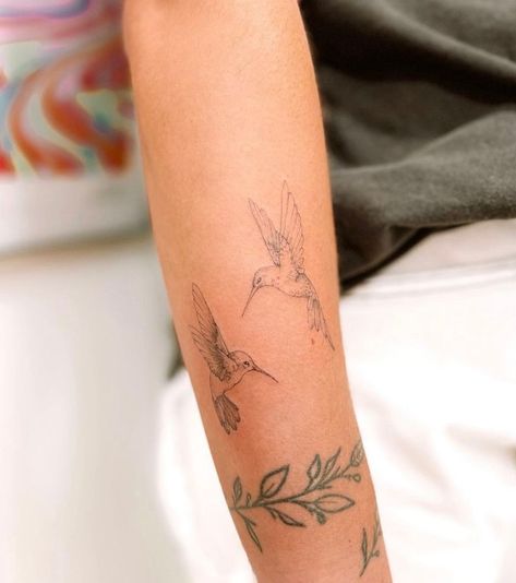 Hummingbird Flower Tattoos, Hummingbird Tattoo Ideas, Bird Tattoo Sleeves, Hummingbird Tattoos, Minimalist Tattoo Small, Tiny Titans, Fineline Tattoo, Flower Wrist Tattoos, Hummingbird Tattoo