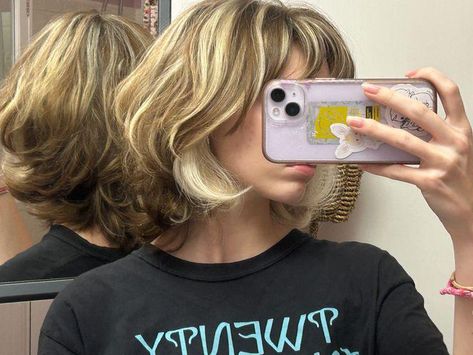 Grunge Blonde And Brown Hair, Short Shag Brown Hair With Highlights, Blond Highlights For Short Hair, Short Light Layered Hair, Chunky Brown And Blonde Hair, Short Chunky Layered Hair, Colored Hair Inspo Short, Short Highlighted Hair With Bangs, Short Hair With Bangs Blonde Highlights