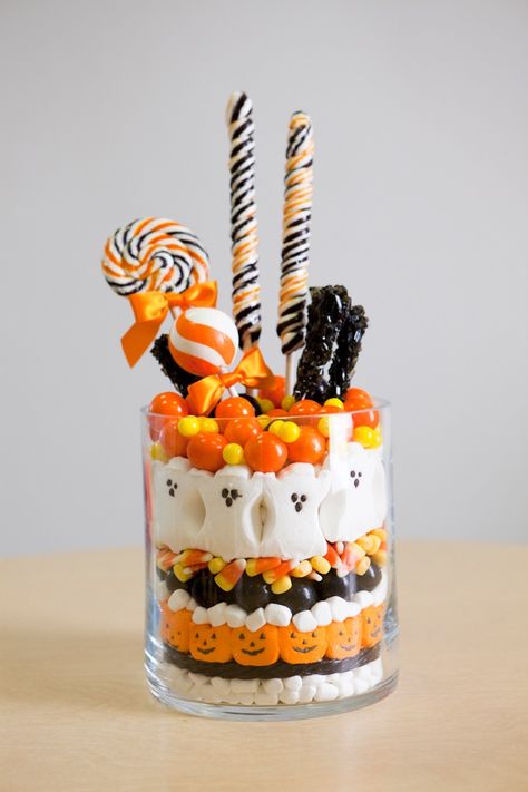 CUTE halloween Trifle! Adorable and easy halloween party ideas! Food and treat ideas! Fun for kids or classroom parties! By One Charming Party on Kara's Party Ideas KarasPartyIdeas.com Halloween Candies, Postres Halloween, Classroom Halloween, Classroom Halloween Party, Dekorasi Halloween, Owl Cupcakes, Halloween Punch, Dulces Halloween, School Halloween Party