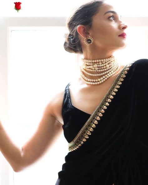 Alia Bhatt Black Saree Look, Black Saree Look, Hand Work Saree, Saree Styling, Shoes Guide, Saree Party Wear, Reception Look, Court Dresses, Hidden Rooms