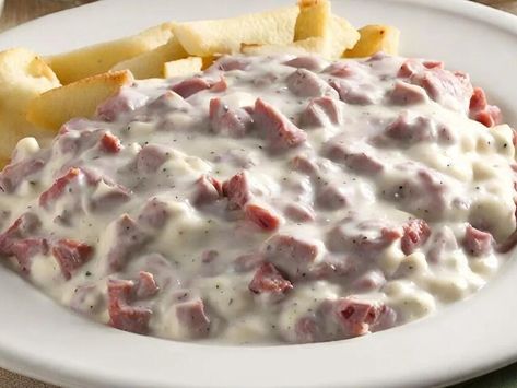 Chipped Beef Gravy, Cream Chipped Beef Recipe, Nostalgic Food, Creamed Chipped Beef, Creamed Beef, Dried Beef, Cracker Candy, Homemade Meatloaf, Salmon Patties Recipe