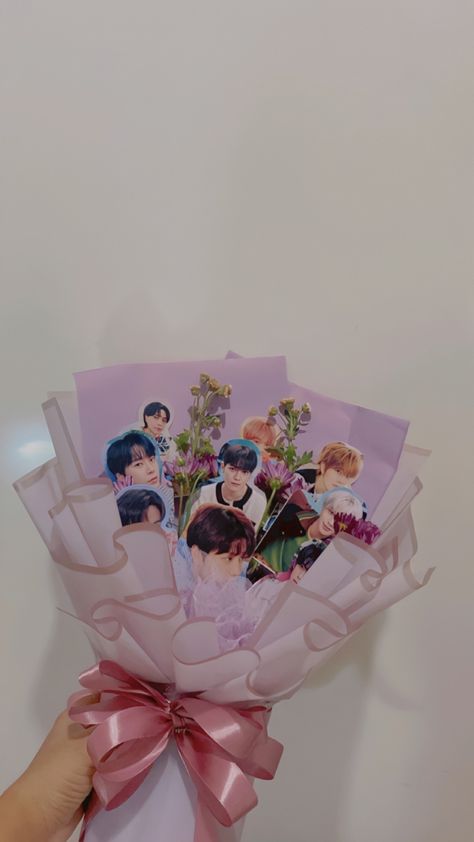 #nct #nct127 #nctbouquet #bouquet #kpop #kpopcollection Bouquet Of Photocard, Pc Bouquet Kpop, Photocard Bouquet Kpop, Kpop Bouquet Ideas, Gifts For Kpop Friends, K Pop Gifts Ideas, Buket Photocard, Bt21 Bouquet, Kpop Flower Bouquet