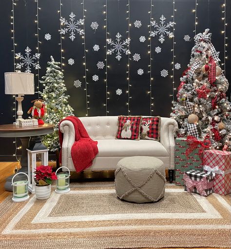 Christmas Photo Setup Indoor, Decorating For Santa Pictures, Christmas Grotto Decorations, Backdrops For Santa Pictures, Christmas Picture Backdrop Ideas Indoor, Christmas Decorations Photo Booth, Christmas Photo Shoot Set Up, Christmas Selfie Wall Ideas, Christmas Stage Backdrop