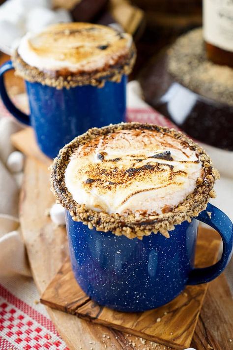 This Campfire S'mores Hot Chocolate Cocktail is laced with whiskey and honey for a smooth and cozy drink! Chocolate Cocktail Recipes, Smores Hot Chocolate, Red Wine Hot Chocolate, Hot Chocolate Cocktail, Boozy Hot Chocolate, Campfire Smores, Spiked Hot Chocolate, Campfire S'mores, Smores Dessert