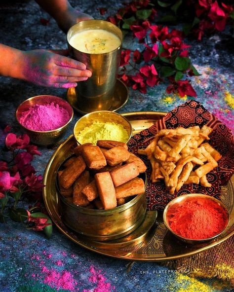 Holi colors, gulal with bowls filled with crunchy snacks and glasses of thandai! Holi Special Photography, Holi Aesthetic Pictures, Holi Snacks, Holi Food, Holi Aesthetic, Creative Healthy Snacks, Holi Sweets, Diwali Photoshoot, Holi Pictures