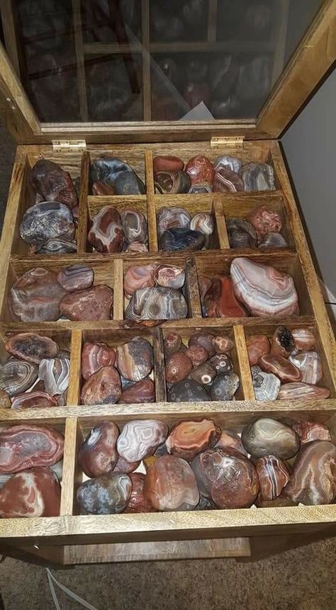 End table/agate display Agate Crafts Diy, Agate Display Ideas, Crystal Organization Display, Rock Storage, Agate Display, Rock Collection Display, Rock Display, Agate Rocks, Rocks And Fossils