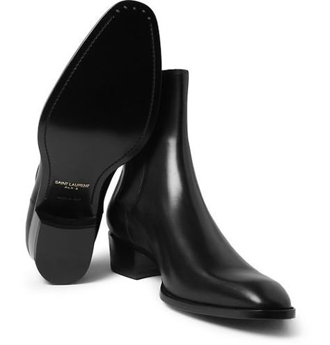 YSL boots. We're in love. Minimalisticky Chic, Boating Outfit, Leather Chelsea Boots, Urban Wear, Crazy Shoes, Donna Karan, Shoe Lover, Black Leather Boots, Sock Shoes