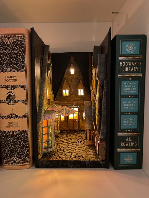 Binerlay Book Nook, Books Nook Ideas, The Hobbit Book Nook, Simple Book Nook Ideas, Diy Book Nook Harry Potter, Cardboard Book Nook, Diy Bookshelf Nook, Harry Potter Nook Book, Bookshelf Harry Potter