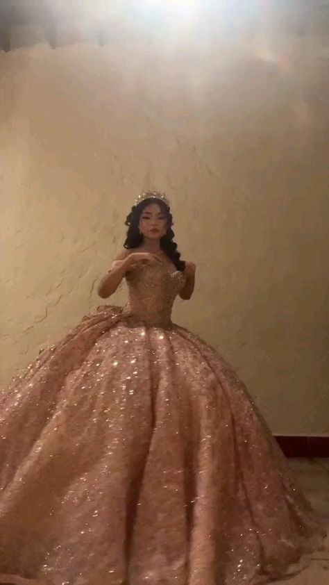 Robes Quinceanera, Quince Dresses Champagne, Black Quince, Charro Quince, Xv Dresses, Sweet 15 Party Ideas Quinceanera, Quinceanera Dresses Gold, Green Quince, Quinceanera Pink