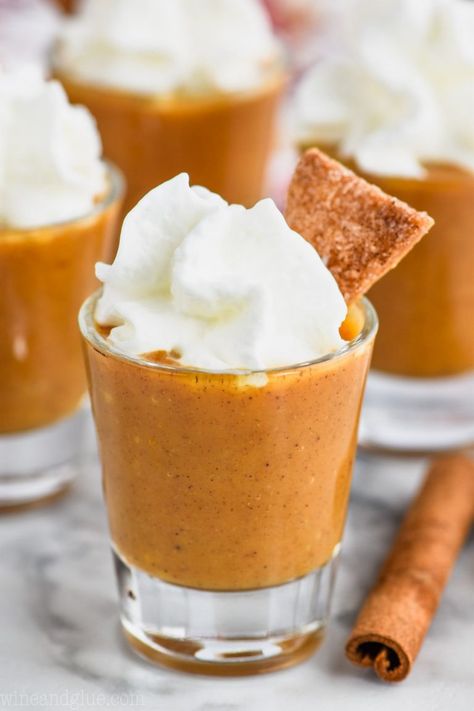 These Pumpkin Pie Pudding Shots are the best little bit of grown up dessert you could ask for, and even better they are SUPER easy! Pumpkin Shots, Pumpkin Pie Pudding Shots, Pumpkin Pie Pudding, Pumpkin Board, Whipped Cream Pie, Pudding Shot Recipes, Shake Drink, Thanksgiving Cocktail, Thanksgiving Baking