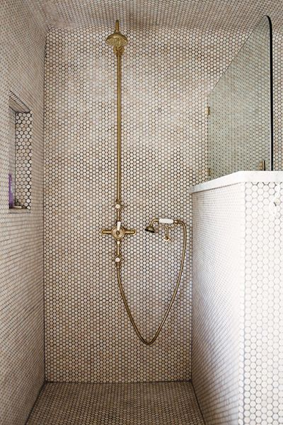 Penny Tiles Bathroom, Regal Bad, Tiles Ideas, Penny Tile, Bathroom Themes, Bathroom Shower Tile, Brass Fixtures, Hus Inspiration, West Village