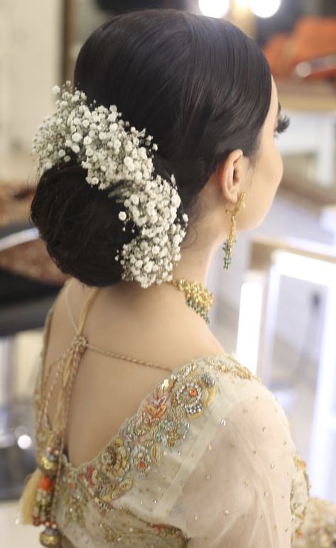 Indian Bride Hairstyle With Gajra, Bride's Mom Hairstyle Indian, Floral Bun Hairstyle Indian, Jooda Hairstyle Indian Wedding, Hairstyle For Aunties, Low Bun With Flowers Indian, Short Hair Bun Styles Indian, Floral Buns Indian, Hairstyles For Sisters Engagement