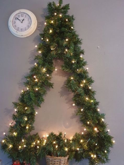 10 ideas para hacer un árbol de Navidad en la pared Corner Christmas Tree, Christian Christmas Decorations, Flat Christmas Tree, Minimalist Christmas Decor, Wall Christmas Tree, Creative Christmas Trees, Alternative Christmas Tree, Christmas Decorations Living Room, Christmas Tree Inspiration