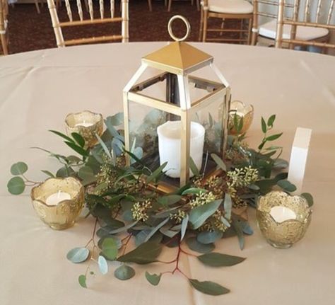 This could be an idea for tables Lantern Decorations, Eucalyptus Centerpiece, Wedding Lantern, Greenery Wedding Centerpieces, Lantern Decor Wedding, Lantern Centerpiece, Lantern Centerpiece Wedding, Violet Wedding, Gold Lanterns