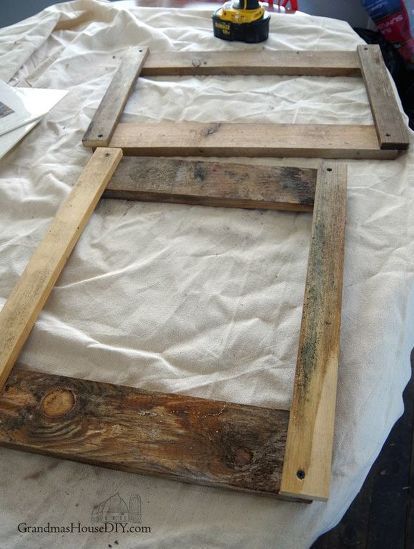 Pallet Picture Frames, Farmhouse Picture Frames, Farmhouse Pictures, Barn Wood Picture Frames, Rustic Picture Frames, Barn Wood Projects, Diy Picture Frames, Easy Wood, Learn Woodworking