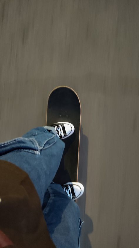 Skater Wallpaper Aesthetic, Skateboarder Aesthetic, Skater Astethic, Skate Vibes Aesthetic, Skateboard Aesthetic Wallpaper, Skateboarder Style, Skate Wallpaper, Skater Core, Skateboard Wallpaper