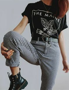 Fall Grunge Outfits, Checkered Pants Outfit, Grunge Fall Outfits, Fall Grunge, Casual Goth, Checkered Pants, Vintage Band Tees, Look Retro, Legging Outfits