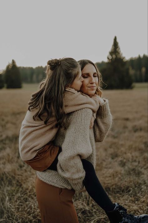 Winter Mommy And Me Photo Shoot, Mother Daughter Photoshoot Outfits, Photo Shoot Mother Daughters, Mom And Daughter Photo Ideas Outdoor, Mother Day Photo, Mother Day Photoshoot, Mother Day Photoshoot Mini Sessions, Mothers Day Photoshoot, Aesthetic Mother