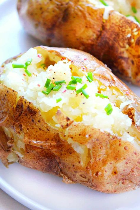 Recipes In Microwave, Fast Baked Potato, Quick Baked Potato, Baked Potato Microwave, Cooking Baked Potatoes, Making Baked Potatoes, Microwave Baking, Potatoes In Microwave, Easy Potato Recipes