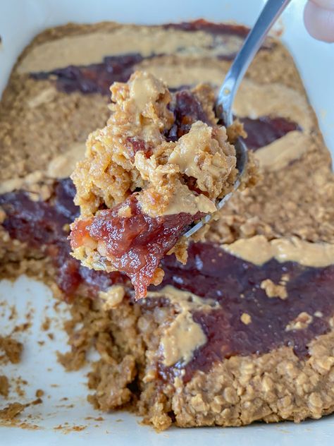 Peanut Butter and Jelly Baked Oatmeal - Peanut Butter and Jilly Oatmeal For Breakfast, Healthy Breakfast Meal Prep, Baked Oatmeal Healthy, Protein Baking, Vegan Oatmeal, Baked Oatmeal Recipes, Gluten Free Oatmeal, Breakfast Sweets, Peanut Butter Oatmeal