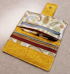 I made one of these years ago - I wasn't very good at sewing, but it still turned out well! Zipper Wallet Tutorial, Sewing Wallet, Wallet Pattern Free, Wallet Sewing Pattern, Sew Wallet, Wallet Tutorial, Diy Wallet, Fabric Wallet, Trendy Sewing