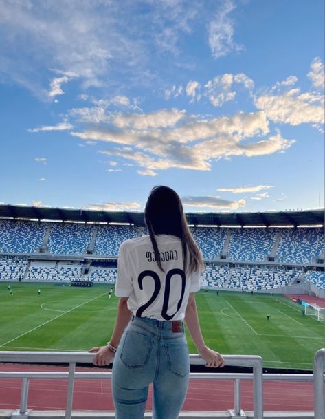 Football With Girlfriend, Wag Football Wife, Football Stadium Outfit, Wags Football Girlfriends, Football Wife Aesthetic, Football Wife Outfit, Soccer Wife Life Aesthetic, Football Girlfriend Aesthetic, Football Wag Aesthetic