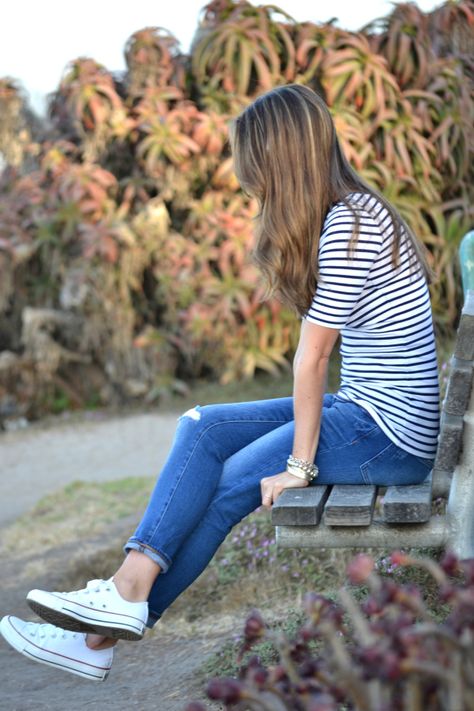 Striped mid-sleeve shirt, jeans, and white Converse. Converse Style Women, Converse Style, White Converse, Outfits With Converse, Jeans White, Rachel Zoe, Spring Summer Outfits, Outfits Casuales, Look Fashion