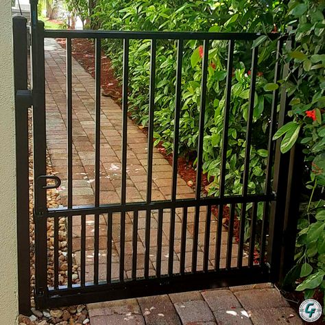 Small Courtyard Fence Ideas, Metal Fence Gate Ideas, Small Wrought Iron Gate, Small Garden Gate Ideas, Small Dog Fence Ideas, Aluminum Gates Design, Porch Gates For Dogs, Fence Gate Ideas Metal, Fences And Gates Modern