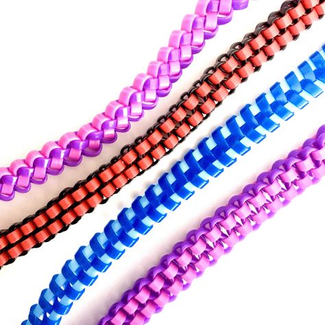 Learn how to make the always classic gimp bracelets #bracelets #gimpbracelets #90s #kidscrafts Plastic Friendship Bracelets, Plastic Lacing Cord Crafts, Plastic Lanyard Patterns, Gimp Bracelets Tutorial, Plastic String Crafts, Plastic String Bracelets, Boondoggle Bracelets, Rexlace Bracelets, Scooby Strings