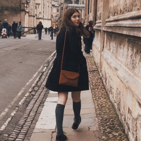 70s University Aesthetic, Oxford University Outfit Style, Dark Academia University Outfit, Oxford University Fashion, Oxford University Outfit, Oxford Outfit Aesthetic, Dark Academia College Aesthetic, Oxford University Aesthetic Outfit, Oxford Girl Aesthetic