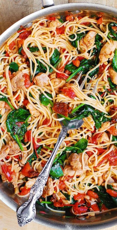 Tomato Spinach Chicken Pasta, Pasta Fresh Tomatoes, Spinach Chicken Pasta, Pasta Recipe Easy, Summer Pasta Recipes, Chicken Spinach Pasta, Pasta Fresh, Makanan Italia, Resep Pasta