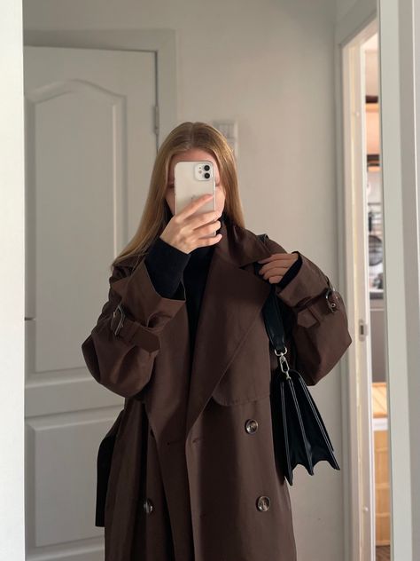 Trench Coat Brown Outfit, Brown Trench Coat Outfit Winter, Brown Trench Outfit, Light Brown Trench Coat Outfit, Autumn Outfits Trench Coat, Dress Trench Coat Outfit, Dark Brown Trench Coat Outfit, Brown Peacoat Outfit, Trench Coat Outfit Winter Classy