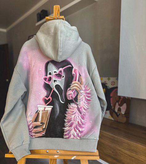 Custom Hoodies Ideas Paint, Hand Painted Sweatshirt Diy, Hoodie Painting Ideas, Hoodie Painting, Reworked Clothes, Diy Denim Jacket, Painted Clothes Diy, Painted Denim Jacket, Painted Jacket