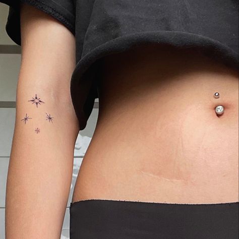 Minimalistisches Sterntattoo am Unterarm Bellybuttonpiercing Aesthetic, Stars Minimalist, Belly Tattoo, Bellybutton Piercings, Button Piercing, Belly Button Piercing, Minimal Tattoo, Minimalist Tattoo, Belly Button