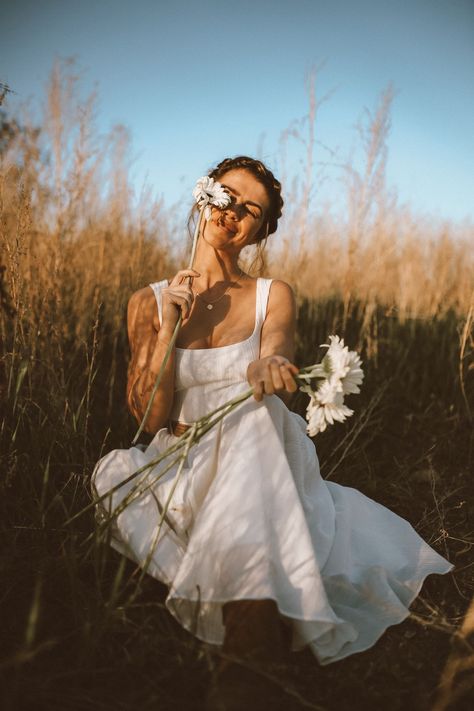 Water Flower Photoshoot, Senior Photoshoot Poses, Debut Photoshoot, Spring Photoshoot, Flower Photoshoot, Theme Nature, Nature Photoshoot, Pose Fotografi, Shotting Photo