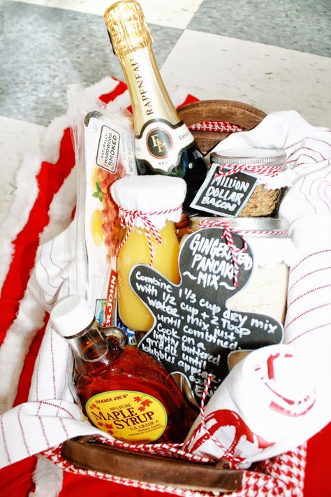 Unique Christmas Gifts Diy, Breakfast Gift Basket, Gingerbread Pancakes, Breakfast Basket, Diy Breakfast, Breakfast Gift, Christmas Gift Baskets Diy, Best Gift Baskets, Diy Wedding Gifts