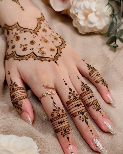 Some mehndi inspo for all my girlies for this Eid ✨ Via: @pinterest Eid Henna Designs Simple, Elegant Touch Nails, Eid Mehndi, Pretty Henna, Mini Workouts, Circle Mehndi, Eid Mehndi Designs, Eid Henna, Modern Henna