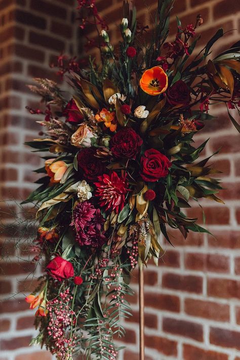 Ceremony Arbour, Tafel Decor, Flowers And Greenery, Modern Wedding Inspiration, Dark Wedding, Deco Floral, Gothic Wedding, Burgundy Wedding, Wedding Mood