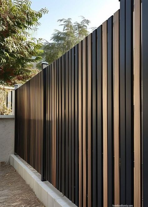 25 Stunning Picket Fence Ideas That Will Transform Your Yard 45 Black Wood Fence Backyards, Black Metal And Wood Fence, Vertical Privacy Fence Ideas, Fence Design Front Yard, Modern Front Yard Fence Ideas, Vertical Fence Ideas, Modern Privacy Fence Ideas, Mid Century Fence, Picket Fence Ideas