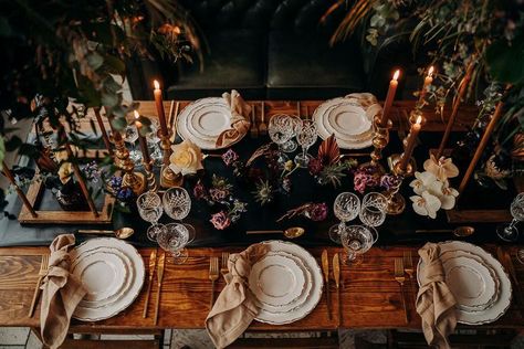 Dark Wedding Flowers, Winter Wedding Table Decorations, Candlelight Wedding, Wedding Flowers Inspiration, Vintage Wedding Stationery, Winter Wedding Table, Candle Lit Wedding, Leather Table, Romantic Candlelight