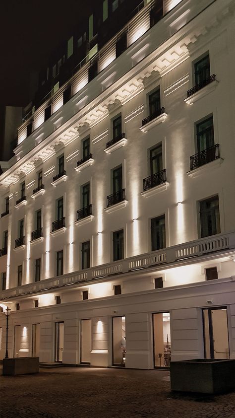 Commercial Building Outdoor Lighting, Luxury Hotel Exterior, Historical Building Renovation, Vertical Lighting, Lighting Building, Internal Staircase, Building Lighting, External Design, Classic Facade