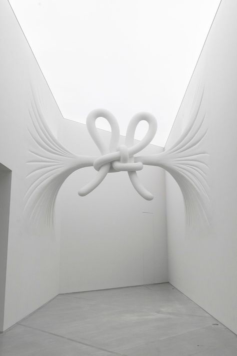 Connection Art Installation, Daniel Arsham Wallpaper, Daniel Arsham Sculpture, Contemporary Art Painting Galleries, Connection Sculpture, Arsham Daniel, Light Sculpture Art, Modern Art Exhibition, Contemporary Sculpture Art