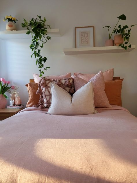 Pink White And Brown Bedroom, Beige And Pink Aesthetic Bedroom, Earthy Pink Room, Pink And Earth Tones Bedroom, Pink Plant Bedroom Aesthetic, Dusty Pink Bedroom Decor, Light Pink Boho Bedroom, Bedroom Asthetics Women, Pink Bedroom With Plants