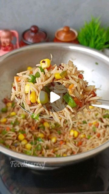 Foodies Roof on Instagram: "Capcicum corn fried rice ❣️❣️ This is a super easy fried rice for weekends and lunchboxes. It is kids friendly, bachelors and beginners can try and can be made in 10 minutes. 1. Oil (எண்ணெய்)- 2 tsp 2. Garlic (பூண்டு)- 2-3  3. Chilli flakes(சில்லி ஃப்ளெக்ஸ்)- 1.5 tsp 4. Spring onions (வெங்காயதாள்)- 1/3 cup 5. Carrots  6. Beans 7. Capcicum - 1/4 cup 8. Boiled - 1/4 cup 9. Boiled basmati rice - 1 cup 10. Soya sauce - 1 tsp 11. Pepper - 1 tsp 12. Salt - 3/4 tsp 13. Vinegar - 1/2 tsp (optional) Serve with your favourite side dish. Enjoy!! Happy Eating 💕 . Follow @foodiesroof for more such contents . . #foodiesroof #friedrice #cornfriedrice #capsicumfriedrice #lunchbox #lunchboxrecipes #foodie #foodblogger #coimbatorefoodblogger #coimbatorefoodie #chennaifoodie #che Basmati Fried Rice Recipes, Basmati Fried Rice, Basmati Rice Recipes Easy, Boiled Rice Recipes, Corn Fried Rice, Rice Recipes Indian, Corn Fried, Veg Fried Rice Recipe, Basmati Rice Recipes